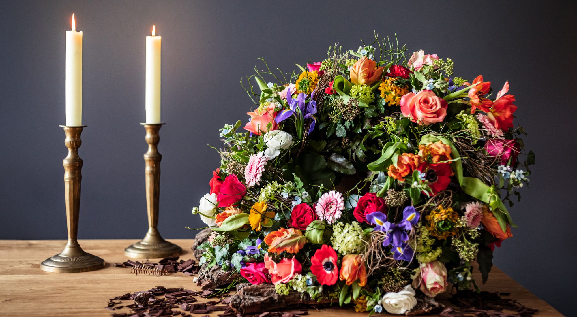 Trauerkranz mit bunten Blüten