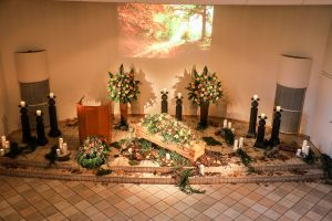 Dekoration zum Thema Wald Hauskapelle Bestattungsinstitut Wulff & Sohn Norderstedt