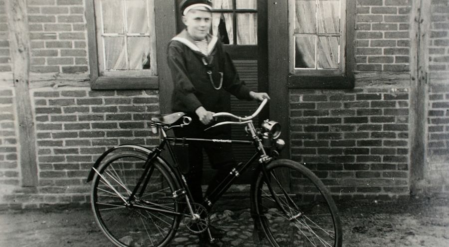 Historische Aufnahme Junge mit Fahrrad