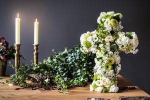 Blumengesteck Kreuz aus weißen Blüten